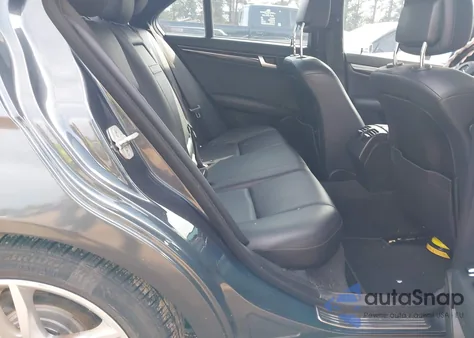 2013 Mercedes-Benz C 250 Sport z USA, uszkodzony, nr VIN WDDGF4HB1DG083385